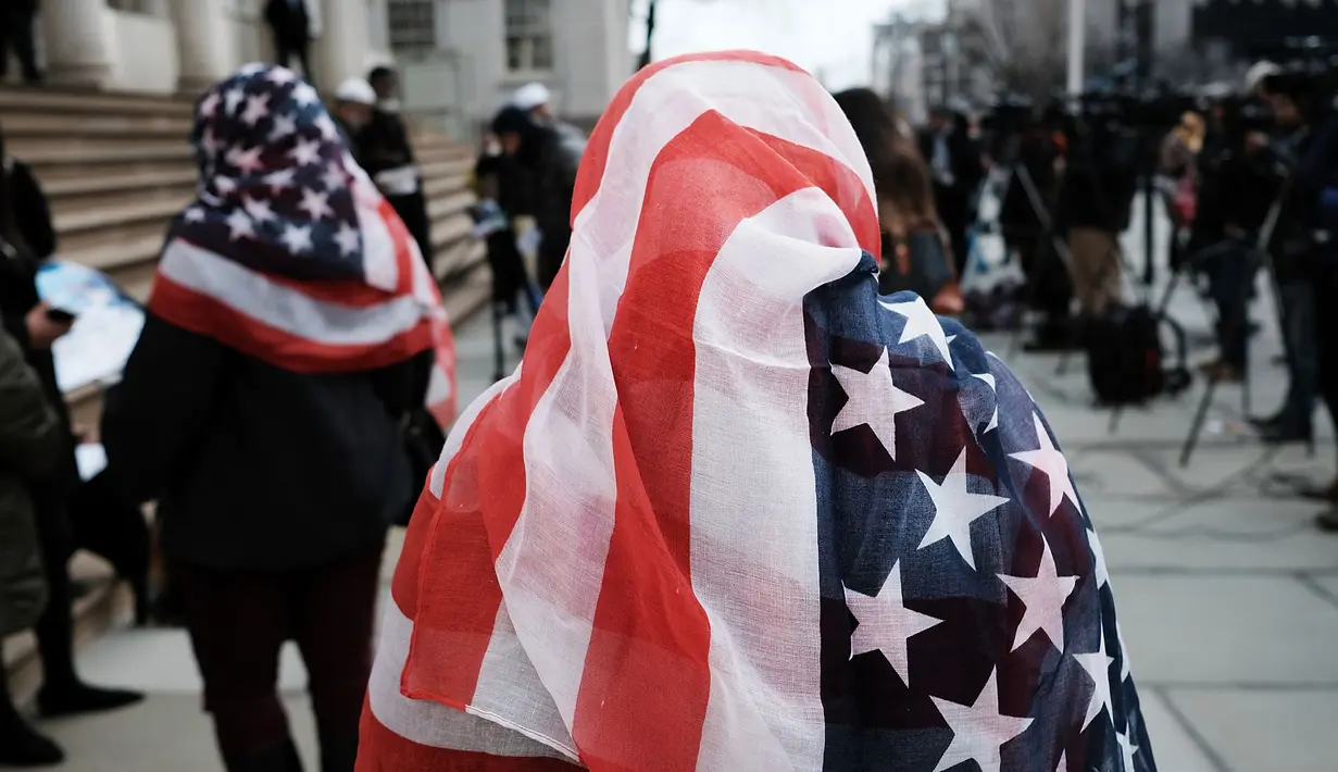 Sejumlah wanita merayakan Hari Hijab Sedunia di Balai Kota, New York, Rabu (1/2).Peringatan yang dimulai pada 2013 lalu ini mengajak seluruh wanita, baik muslim atau nonmuslim untuk mengenakan hijab selama satu hari. (Spencer Platt / Getty Images / AFP)