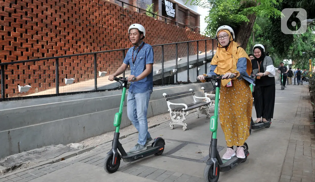 Pengguna jalan mengendarai otopet atau skuter listrik di Jakarta, Rabu (16/10/2019). Pemerintah Provinsi DKI Jakarta melalui Dinas Perhubungan menyiapkan regulasi untuk penggunaan skuter listrik di jalur sepeda. (merdeka.com/Iqbal Nugroho)