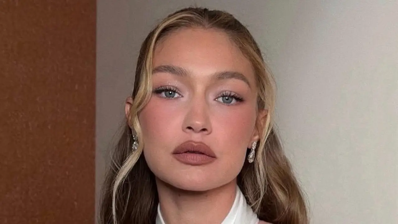 Tren Blurred Lips Ala Gigi Hadid yang Bikin Tampilan Bibir Lebih Soft dan Effortless