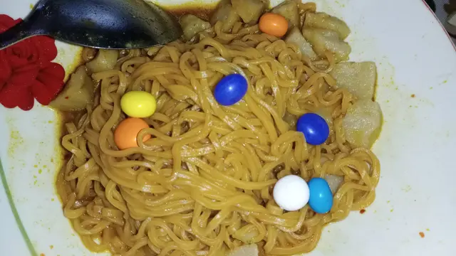 6 Potret Mi Instan Pakai Topping Rasa Cokelat Ini Bikin Geleng Kepala