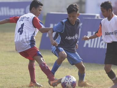 Sejumlah anak mengikuti tes fisik program Allianz Explorer Camp 2019 di Lapangan PSPT Tebet, Jakarta, Sabtu (22/6). Nantinya akan ada pemenang yang diberangkatkan ke Singapura dan Munchen. (Bola.com/Vitalis Yogi Trisna)