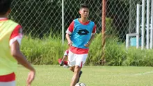 Pemain anyar Semen Padang, Dedi Gusmawan, saat melakoni latihan bersama skuat Kabau Sirah, Senin (8/4/2019) pagi. (Bola.com/Arya Sikumbang)