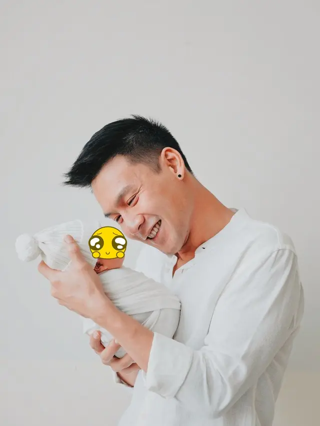 Rayakan 1 Bulanan Anak, Ini 8 Potret Fendy Chow jadi Ayah Siaga