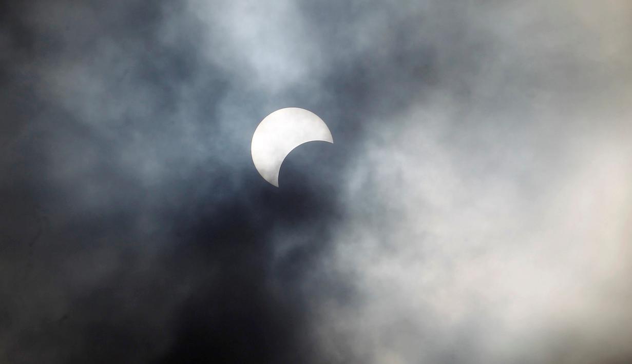 Potret langit ketika matahari parsial terjadi di Abidjan, Pantai Gading, Kamis (1/9). Pemandangan tersebut merupakan bagian dari fenomena gerhana matahari cincin dengan titik 'great eclipse' di Tanzania. (REUTERS/Luc Gnago)