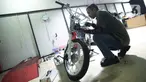 Seorang mekanik memodifikasi motor di Jakarta, Selasa (29/3/2022). Modifikasi motor tersebut merupakan konversi  bahan bakar minyak ke motor listrik. (merdeka.com/Imam Buhori)