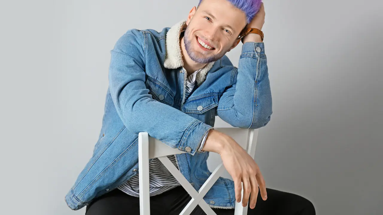 Pria dengan Warna Rambut Nyentrik.