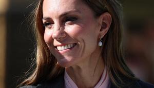 Kate Middleton&nbsp;tersenyum di taman bermain Sekolah Dasar Churchtown saat berkunjung ke Southport di Inggris barat laut pada 23 September 2025. (Phil Noble/POOL/AFP)