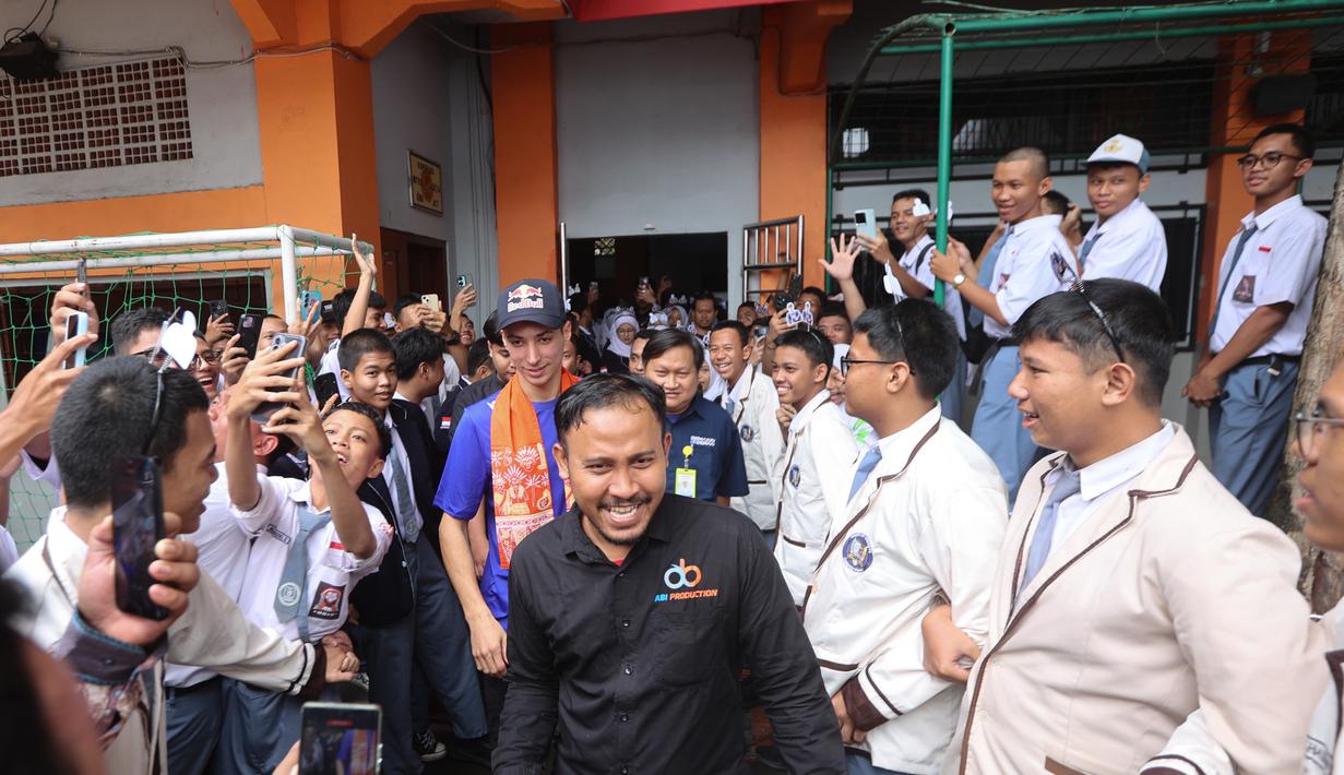 Hari ini, Selasa 20 Januari 2026, pemuda Turki itu mengadakan meet and greet di SMKN 39, Cempaka Putih, Jakarta Pusat. Tampak dalam foto, pembalap rookie Prima Pramac Racing, Toprak Razgatlioglu saat tiba di SMK Negeri 39, kawasan Cempaka Putih, Jakarta Pusat, Selasa (20/1/2026). (Bola.com/M Iqbal Ichsan)