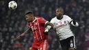 Bek Bayern Munchen, Jerome Boateng, duel udara dengan gelandang Besiktas, Ryan Babel, pada laga Liga Champions di Stadion Allianz Arena, Munchen, Selasa (20/2/2018). Munchen menang 5-0 atas Besiktas. (AFP/Thomas Kienzle)