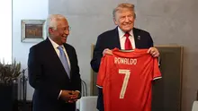 Donald Trump menerima jersey dengan pesan khusus dari Cristiano Ronaldo yang diantarkan oleh Presiden European Council, Antonio Costa (Antonio Costa Official X)