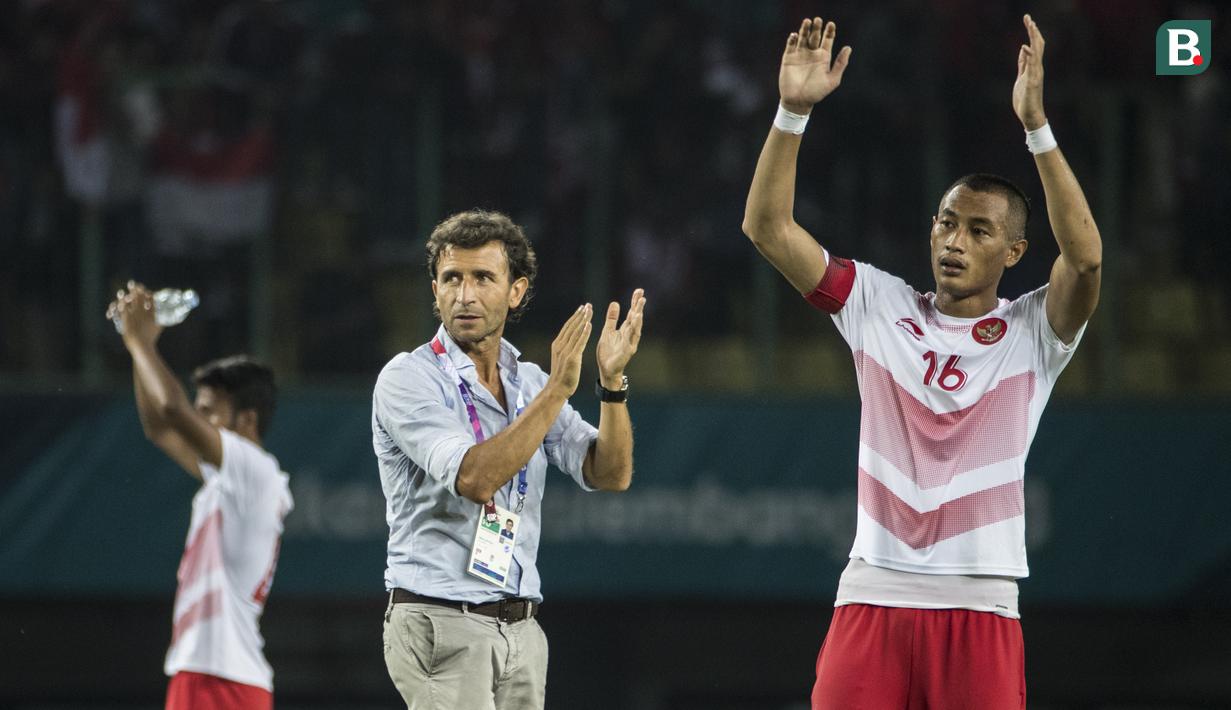 Pelatih Indonesia, Luis Milla, usai pertandingan melawan Laos pada laga Asian Games di Stadion Patriot, Jawa Barat, Jumat (17/8/2018). Indonesia menang 3-0 atas Laos. (Bola.com/Vitalis Yogi Trisna)