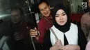 Istri tersangka Gubernur Jambi (nonaktif) Zumi Zola, Sherin Taria usai menjalani pemeriksaan di gedung KPK, Jakarta, (22/5). Sherin Taria diperiksa sebagai saksi untuk dua tersangka, Zumi Zola dan Plt Kadis PUPR Jambi Arfan. (Merdeka.com/Dwi Narwoko)