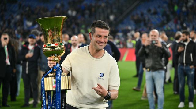 Pelatih Inter Milan Cristian Chivu mengangkat trofi Coppa Italia (AFP)