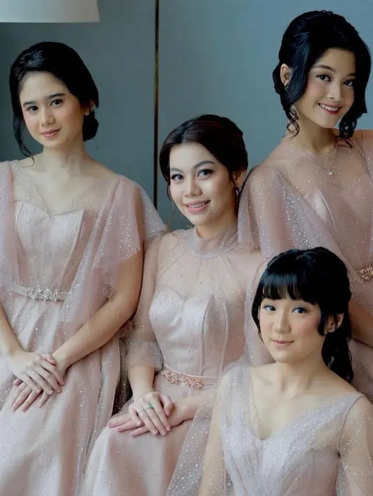Sementara untuk akad Ria Ricis yang bertema istana kerajaan, para bridesmaids tampil anggun Kombinasi satin dan tulle membuat para bridesmaids terlihat anggun.  (Instagram/ayungberinda).