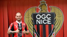 Gelandang asal Belanda, Wesley Sneijder, diperkenalkan sebagai pemain baru Nice di Stadion Allianz Riviera, Nice, Selasa (9/8/2017). Dirinya didatangkan secara gratis dari klub Turki, Galatasaray. (AFP/Yann Coatsaliou)