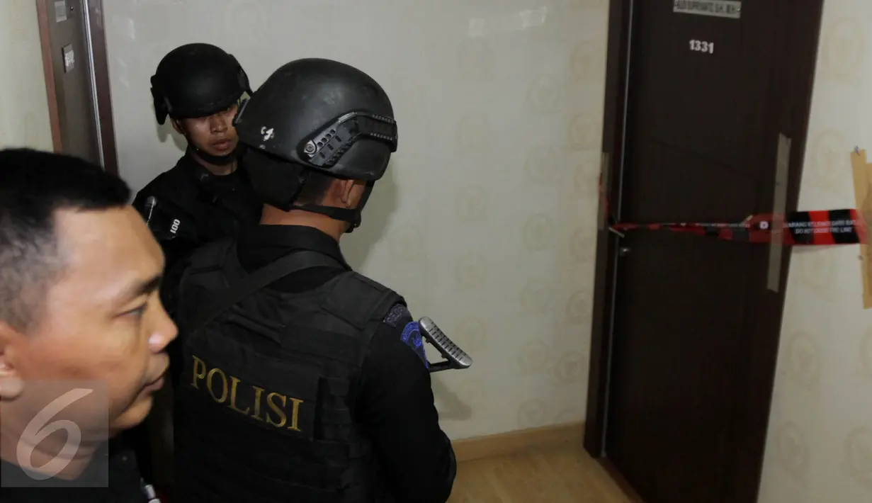 Aparat Kepolisian berjaga di depan ruangan 0621 milik Damayanti Wisnu Putranti, Senayan, Jakarta, Kamis (14/1/2016). Damayanti diduga melakukan suap dalam pengamanan proyek Kementerian PUPR pada APBN 2016. (Liputan6.com/Johan Tallo) 
