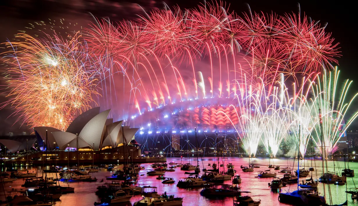 Pesta kembang api menyemarakkan perayaan malam Tahun Baru 2019 di Pelabuhan Sydney, Australia, Selasa (1/1). (Brendan Esposito/AAP via AP)