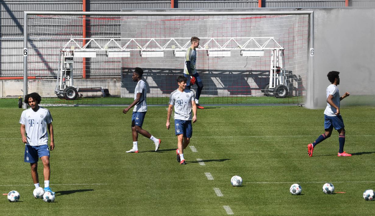 Para pemain Bayern Muenchen saat menggelar sesi latihan Senin (6/4/2020). Pemuncak klasemen sementara liga Jerman ini berlatih bersama untuk pertamakalinya sejak Bundesliga dihentikan pada 13 Maret karena virus corona. (AFP/Christof Stache)