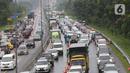 Sejumlah kendaraan berhenti di jalan tol Jagorawi menanti waktu buka tutup jalur menuju kawasan wisata puncak, Bogor, Jawa Barat, Sabtu (31/10/2020). Akhir pekan beriringan dengan libur panjang dimanfaatkan warga untuk mengunjungi lokasi-lokasi wiisata. (Liputan6.com/Helmi Fithriansyah)