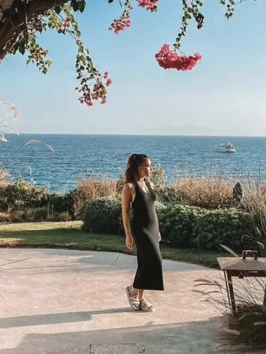 <p>maxi dress hitam tanpa lengan model bodycon pun mampu memerlihatkan body goals ibu satu anak ini.</p>