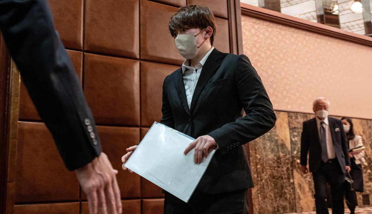 Rina Gonoi (23), mantan perwira SDF Jepang, pergi seusai menggelar dalam konferensi pers di National Press Club di Tokyo, Senin (30/1/2023). Saat ini, Rina Gonoi mengajar judo kepada anak-anak di Prefektur Kanagawa, dan berpartisipasi dalam turnamen ini bersama anak-anak. (Richard A. Brooks / AFP)