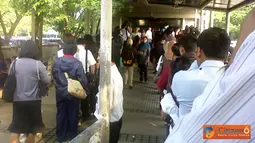 
Citizen6, Jakarta: Suasana dihalte Transjakarta Ragunan, Senin (23/5) Pukul 07:45 WIB. Terlihat antrean orang-orang sepanjang 20 meter menunggu Transjakarta. Kedatangan Transjakarta untuk menjemput penumpang selalu terlambat. (Pengirim: Dwi)