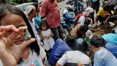 Seorang bocah memperlihatkan batu yang diduga jenis giok di Kawasan Tomang, Jakarta, Sabtu, (9/5/2015). (Liputan6.com/Andrian M Tunay)