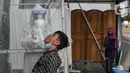 Petugas melakukan swab test antigen kepada pemudik saat arus balik Lebaran di Terminal Pulogebang, Jakarta, Jumat (21/5/2021). Satu minggu setelah Lebaran, pemudik yang tiba di Terminal Pulogebang wajib menjalani tes COVID-19. (merdeka.com/Imam Buhori)
