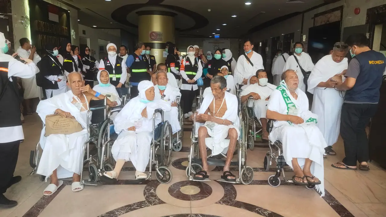 Petugas Penyelenggara Ibadah Haji (PPIH) Arab Saudi memfasilitasi ratusan jemaah yang sakit untuk melakukan safari wukuf di Arafah.