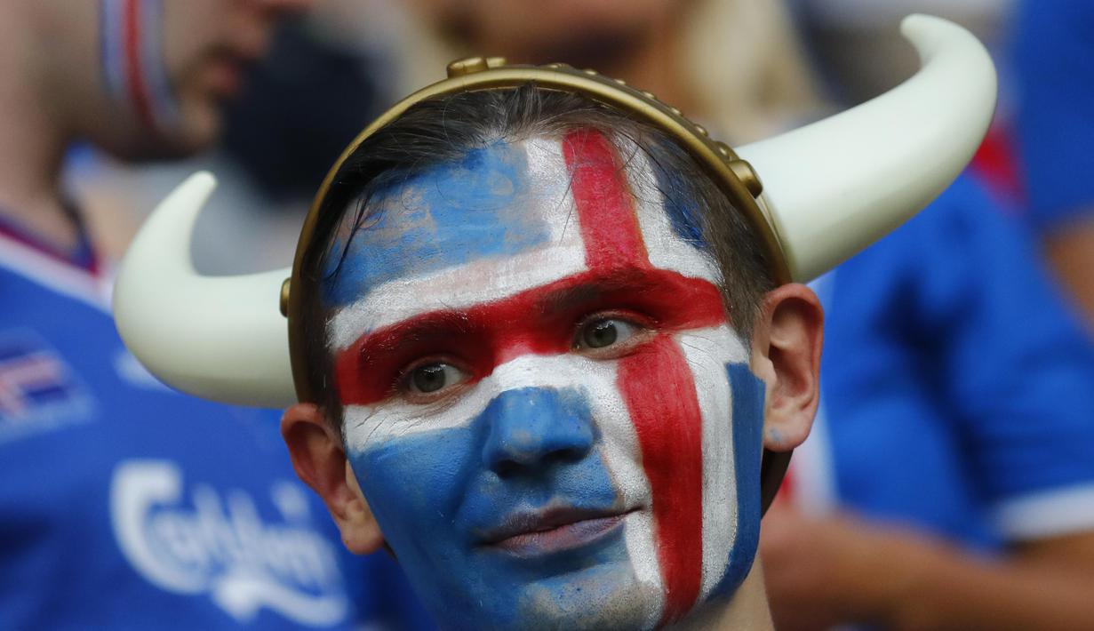 Seorang suporter dengan topi khas Viking menanti laga Islandia melawan Inggris pada baba 16 besar Piala Eropa di Stade de Nice, Nice, Prancis (28/6/2016). Islandia menang 2-1. (REUTERS/Kai Pfaffenbach)