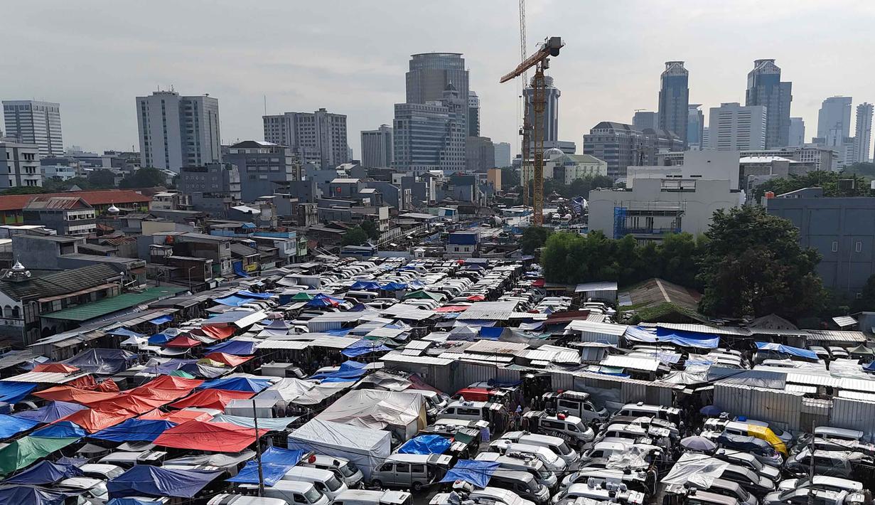 Pasar ini memiliki karakter yang berbeda dibandingkan pasar lainnya karena waktu operasionalnya yang terbatas. Tampak dalam foto, deretan mobil dan tenda yang menjual pakaian muslim terlihat di salah satu pasar musiman di Jakarta, Senin 9 Maret 2026. (AP Photo/Achmad Ibrahim)