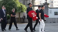 Bek Liverpool asal Belanda, Virgil van Dijk (tengah) dan bek Liverpool asal Skotlandia, Andy Robertson (kedua kanan) tiba di pemakaman penyerang Liverpool asal Portugal, Diogo Jota, dan saudara laki-lakinya, Andre Silva, di Gereja Induk Gondomar, pinggiran Porto, pada 5 Juli 2025. (FILIPE AMORIM/AFP)