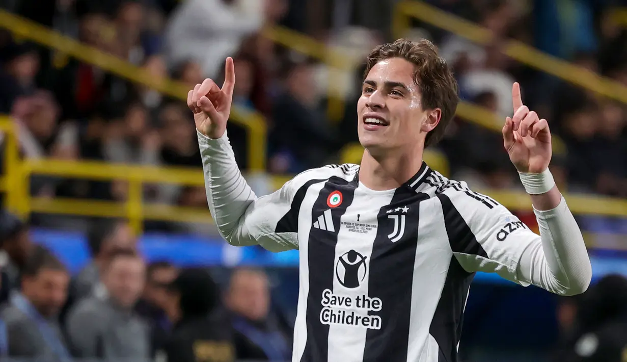 Pemain Juventus, Kenan Yildiz melakukan selebrasi setelah mencetak gol ke gawang AC Milan pada laga semifinal Piala Super Italia 2025 yang berlangsung di Al-Awwal Park, Riyadh, Arab Saudi, Sabtu (04/01/2024) dini hari WIB. (AFP/Fayez Nureldine)