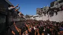 Pembebasan ratusan warga Palestina ini sebagai bagian dari kesepakatan gencatan senjata dan pertukaran tahanan antara Israel dan kelompok perlawanan Hamas. (AP Photo/Abdel Kareem Hana)