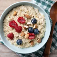 Oatmeal mengandung banyak nutrisi yang bermanfaat bagi tubuh, seperti karbohidrat, serat, lemak sehat, mineral, dan lainnya. (Foto/dok: Freepik/Chandlervid85)