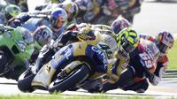 Rivalitas Nicky Hayden dari tim Repsol Honda dengan Valentino Rossi pada balapan MotoGP di Sirkuit Ricardo Tormo Race, GP Valencia, 2006. (AFP/Jose Jordan)