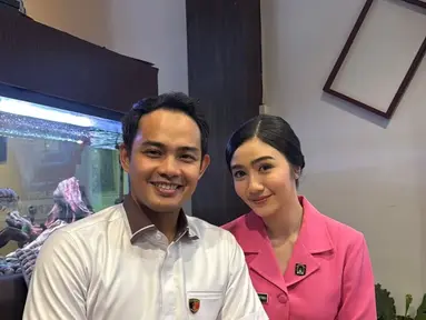 Kecantikan Febby semakin terpancar saat mengenakan seragam khas Bhayangkari. Dengan rambut yang disanggul rapi dan senyum manis yang menghiasi wajahnya, ia tampak elegan dan percaya diri. Aura seorang ibu pejabat begitu terasa dalam setiap detail penampilannya. (Liputan6.com/IG/@febbyrastanty)
