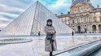 Selain Menara Eiffel, Cita Citata berkunjung ke Museum Louvre di Paris (Instagram/@cita_citata)
