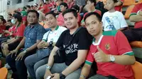 Suporter Timnas Indonesia di partai melawan Bahrain di Stadion Pakansari, Cibinong, Jumat (27/4/2018). (Bola.com/Zulfirdaus Harahap)