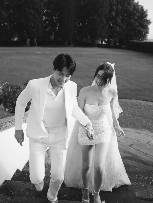 Kim tampil elegan kenakan mini dress dengan train bervolume saat prewedding [@kimmy_kimberley]