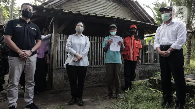 FOTO: Ketua DPR, Menko PMK, dan Mensos Salurkan Langsung BST