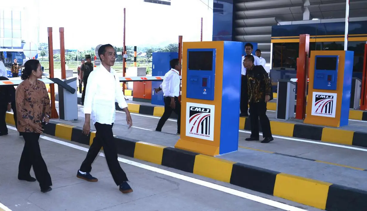 Presiden Joko Widodo meninjau gerbang tol Soreang-Pasir Koja (Soroja) di Kab Bandung, Senin (4/12). Tol ini memiliki 5 gerbang, Margaasih Barat, Margaasih Timur, Kutawaringin Barat, Kutawaringin Timur, dan Soreang. (Liputan6.com/Biro Pers Kepresidenan)