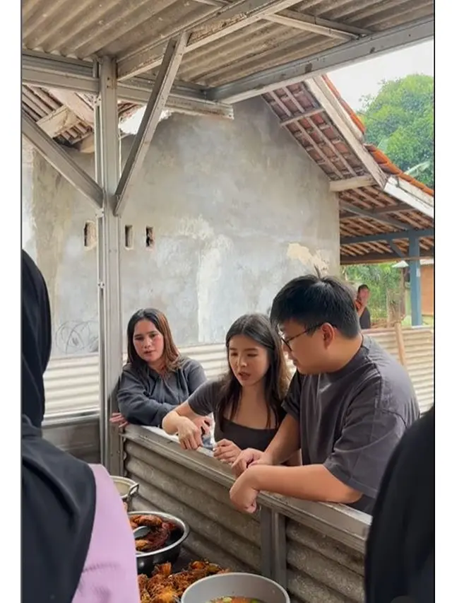 6 Potret Istri Young Lex Jual Makanan ala Warung Sunda, Ramai Diserbu Pembeli