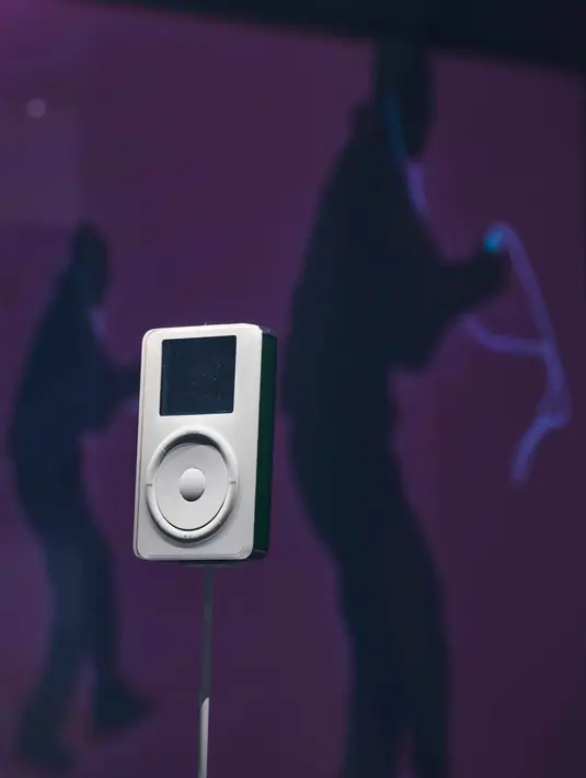 Apple menghadirkan berbagai produk yang mengubah industri teknologi dan gaya hidup masyarakat di berbagai belahan dunia. Tampak dalam foto, sebuah iPod dipajang di Museum Apple baru yang menelusuri 50 tahun inovasi merek ikonik tersebut, di Utrecht, Belanda, Rabu, 1 April 2026. (AP Photo/Peter Dejong)