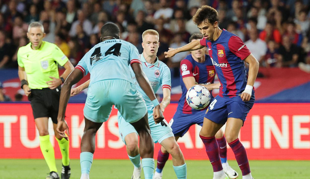 Pemain Barcelona Joao Felix, berusaha melewati pemain Antwerp FC, Soumaila Coulibaly, pada laga Liga Champions di Estadio Olimpico Lluis Companys, Barcelona, Rabu (20/9/2023). Barca menang lima gol tanpa balas. (AFP/Lluis Gene)