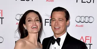 Angelina Jolie dan Brad Pitt yang mengalami cinta lokasi saat keduanya terlibat dalam film 'Mr. & Mrs. Smith' pada tahun 2005. Keduanya kemudian menikah pada tahun 2014 setelah memiliki enam orang anak. (AFP/Bintang.com)