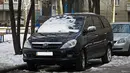 Toyota Innova hitam mulus ini terpakir saat musim dingin di Ukraina. (Source: Instagram/@toyotainnovaintheworld)