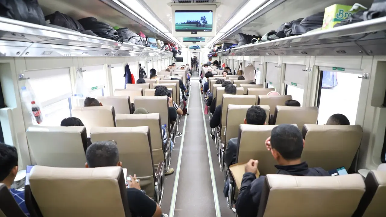 Penumpang melintas di Stasiun Kereta Api KAI. Dok KAI