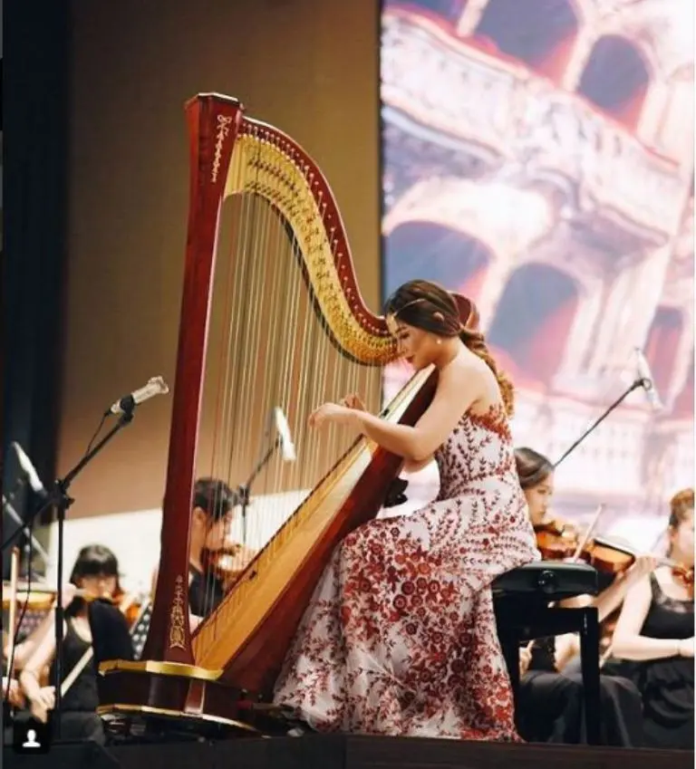 begini penampilan Jessica Sudarta saat bermain harpa (Foto: Instagram)