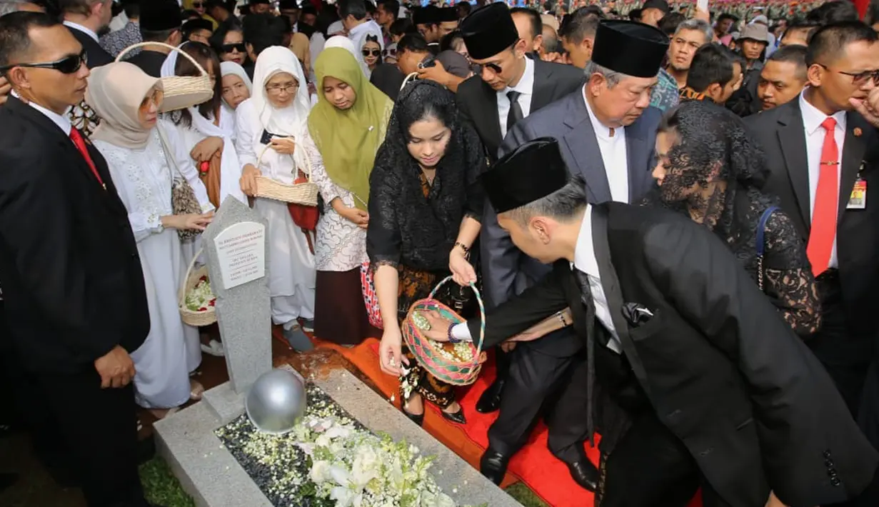 Presiden ke-6 RI Susilo Bambang Yudhoyono (tengah) didampingi kedua putra dan menantunya menaburkan bunga di atas makam Presiden ke-3 Republik Indonesia BJ Habibie di Taman Makam Pahlawan Nasional Utama (TMP) Kalibata, Jakarta, Kamis (12/9/2019). (Liputan6.com/HO/Nursajali Angkotasan & Michael Wicak